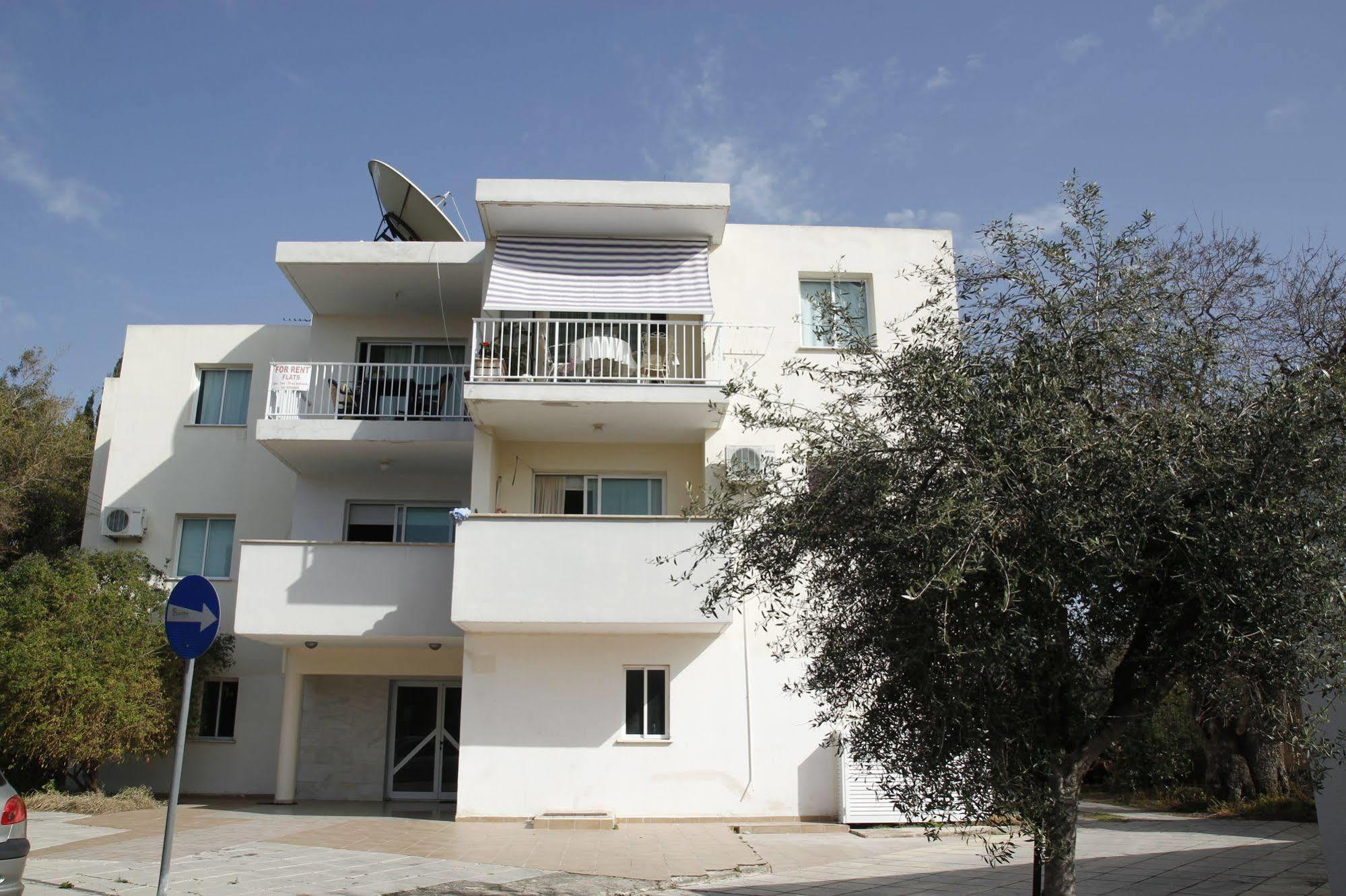 Faneromeni Court Apartment Paphos ภายนอก รูปภาพ